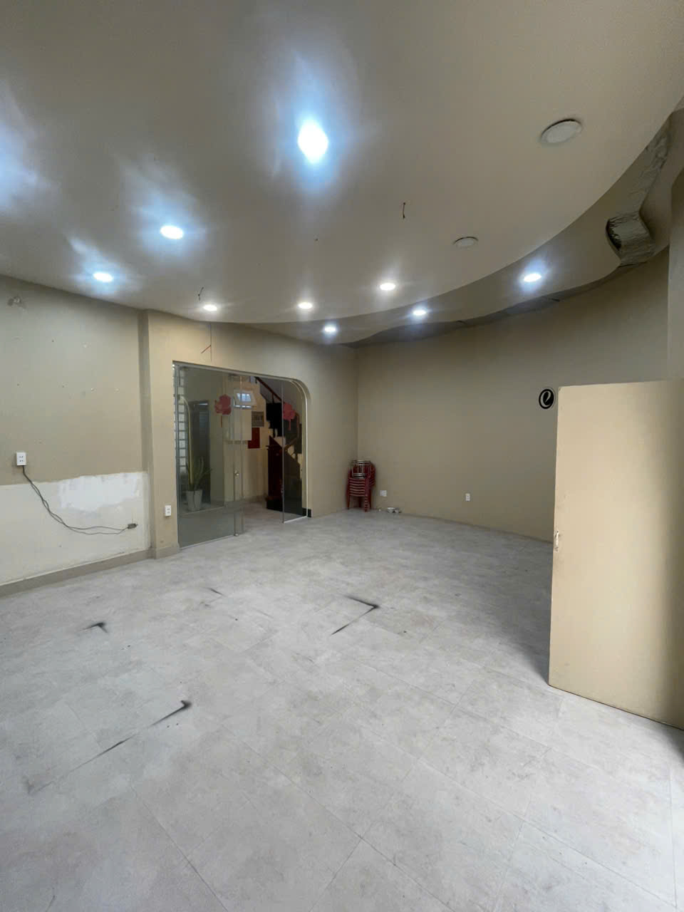 Vách kính cường lực và nội thất phòng khám tại bệnh viện thú y SANA PET