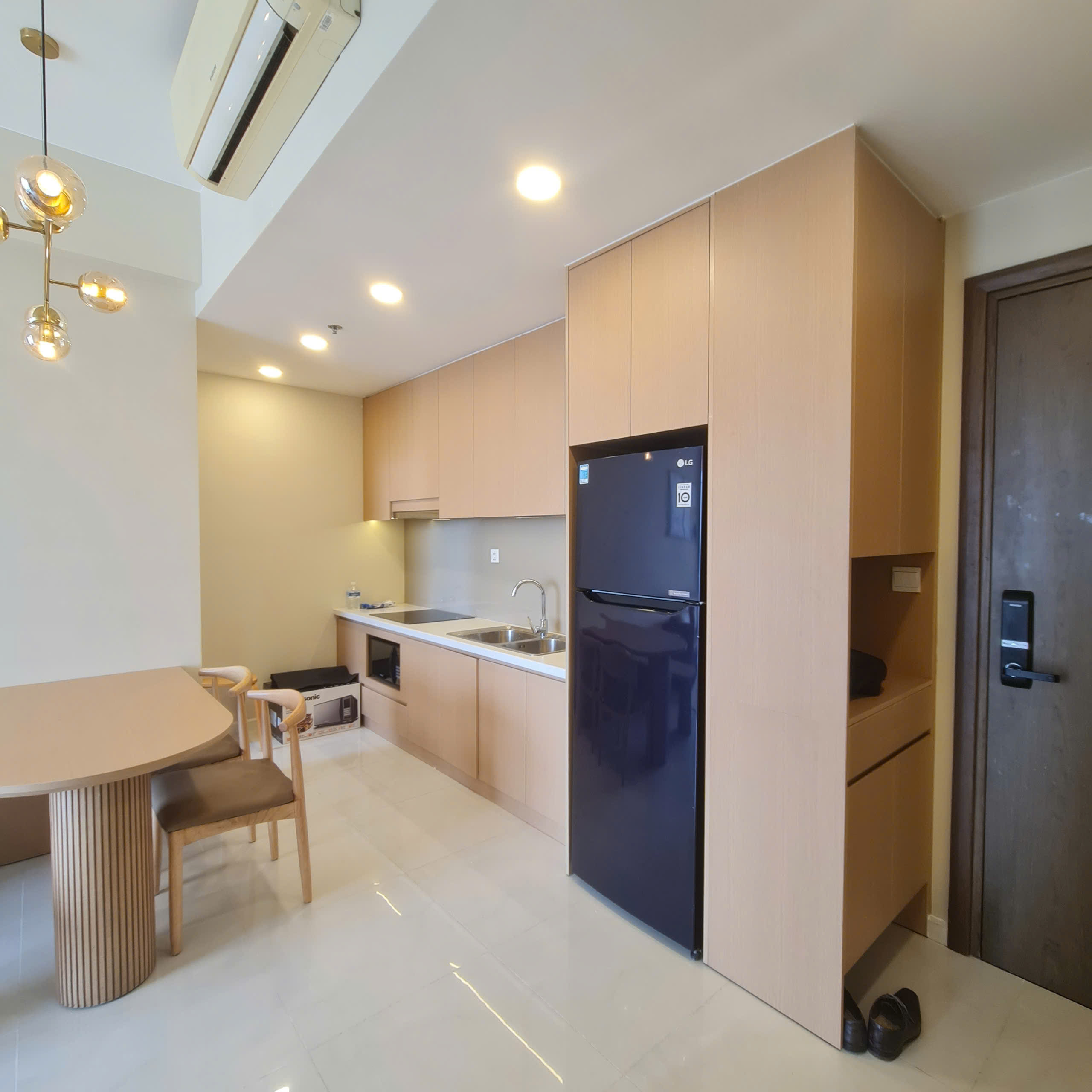 Bếp và phòng khách căn hộ Masteri An Phú sau hoàn thiện nội thất trọn gói