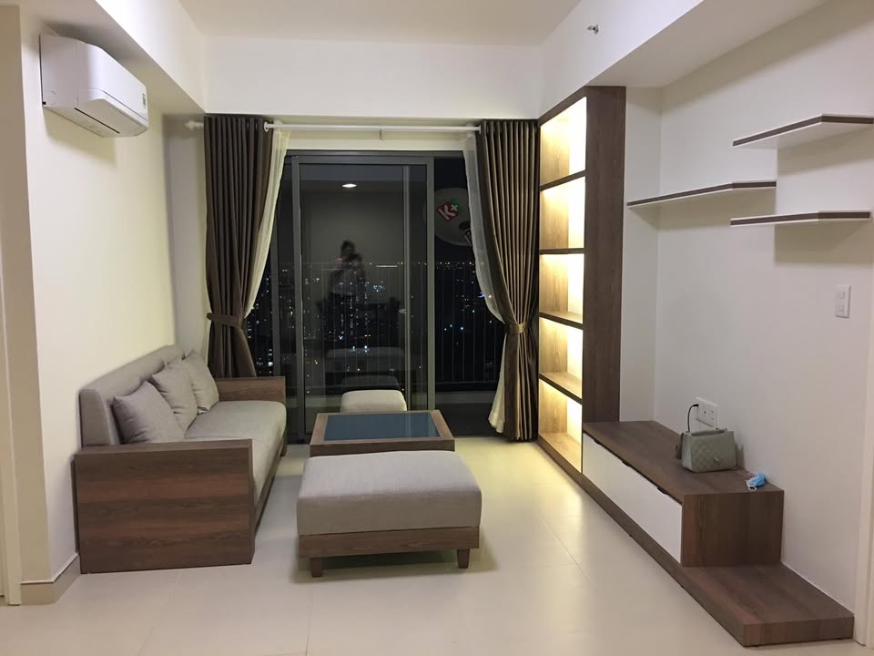 Tủ bếp gỗ công nghiệp mặt bàn đá đen tại căn hộ Masteri của anh Tuấn Anh